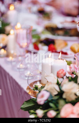 Cérémonie de mariage décoration, de chaises, d'arches, fleurs et divers décoration festive Banque D'Images