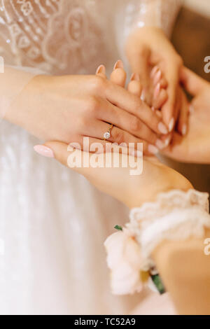 Bague de fiançailles avec une pierre sur la douce main de la mariée, mariage de la tendresse Banque D'Images