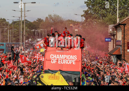 2 juin 2019, Liverpool, Angleterre ; Ligue des Champions, Liverpool FC gagnants de la Ligue des Champions et célébrations parade bus à toit ouvert ; les joueurs de Liverpool célébrer avec les fans sur leurs bus à toit ouvert comme elle tours la ville Crédit : Mark Cosgrove/News Images Banque D'Images