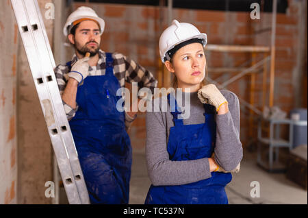 Foreman insatisfaits de qualité des travaux de réparation de constructeur Banque D'Images