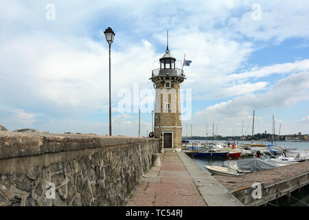 Phare de Desenzano del Garda sur le lac de Garde - Italie. Banque D'Images