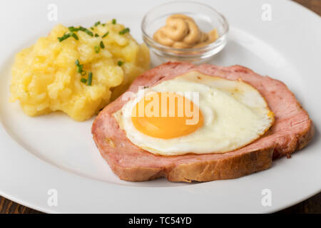 Un snack typiquement bavarois le leberkaese avec la salade de pommes de terre Banque D'Images