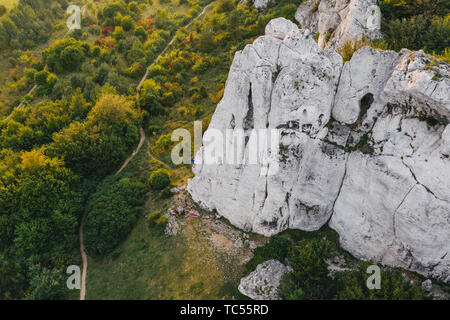 Les roches de calcaire polonais incroyable qu'on appelle Jurassic Highland Banque D'Images