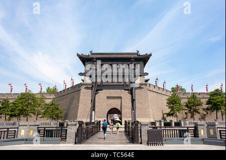 Xi'an, province du Shaanxi, Chine - 19 Août 9,2018 : par le mur de la ville de Xi'an south gate - YongNingMen sur une journée ensoleillée en été. Banque D'Images