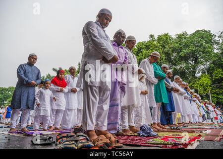 Les dévots musulmans indiens offrent Eid al Fitr prières pour marquer la fin du mois de jeûne du park circus à Kolkata, Inde. Les musulmans du monde entier célèbrent l'Aïd al-Fitr, fête qui marque la fin du Ramadan. Fête commence avec une prière au début de la matinée spéciale dans les mosquées et les espaces en plein air, et plus tard passer à fêtes et festivals. Banque D'Images