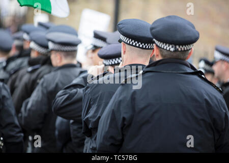 Londres, UK - 4 juin 2019 : Des agents de la police métropolitaine en file pendant une manifestation politique à Londres Banque D'Images
