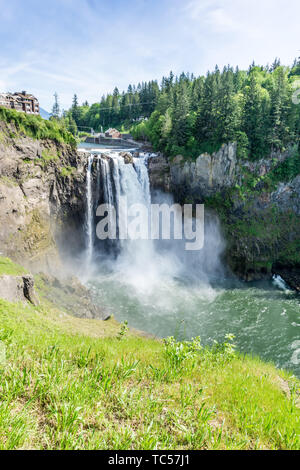 Vue de la majestueuse Snoqualmie Falls dans l'État de Washington. Banque D'Images