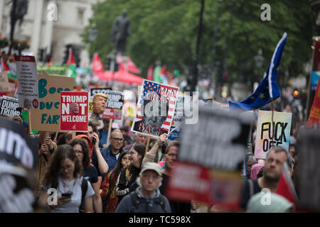 Londres, UK - 4 juin 2019 : les grandes foules de manifestants se rassemblent dans le centre de Londres pour manifester contre le Président Trump sa visite d'état du Royaume-Uni Banque D'Images