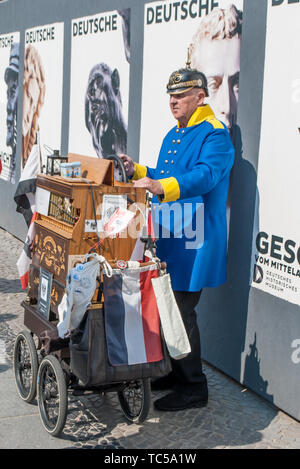 Berlin, Allemagne - 6 Avril 2019 : un homme, dans l'ancien uniforme allemand d'un soldat allemand, jouer à l'orgue sur la rue principale de Berlin sur un sunn Banque D'Images