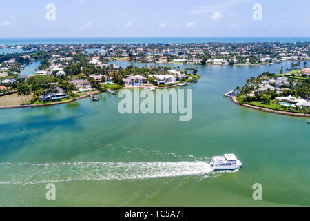 Florida Naples Port Royal Gordon River Pass Golfe du Mexique, double bateau de croisière touristique au soleil, maisons au bord de l'eau vue aérienne, Banque D'Images