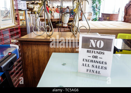 Miami Florida, Salvation Army Family Store, vêtements d'occasion meubles articles ménagers, à la vente dons bas revenu, shopping shopping shopping shopping shopping shopping shopping Banque D'Images