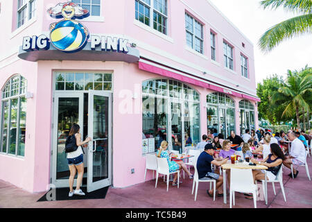 Miami Beach Florida, South Beach, Big Pink, restaurant restaurants repas café cafés, entrée principale, en plein air, trottoir à l'extérieur tables salle à manger rue Banque D'Images