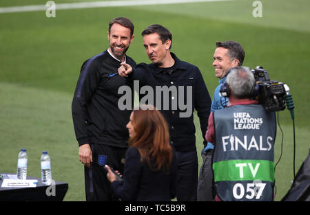 Gestionnaire de l'Angleterre Gareth Southgate (à gauche) et Gary Neville de l'intervenant pendant la promenade autour de à l'Estadio D. Afonso Henriques, Guimaraes. Banque D'Images