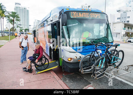 Miami Beach Florida, Miami-Dade Metrobus transports publics, handicapés besoins spéciaux, homme hommes hommes, handicapés rampe d'accès ADA Banque D'Images