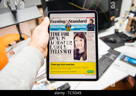 Paris, France - Apr 15, 2019 : lecture sur iPad Apple Pro News Plus journal Evening Standard numérique avec sur le couvercle sur les offres d'Brexit Banque D'Images