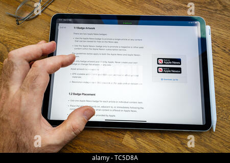 Paris, France - Mar 27, 2019 : POV point de vue personnel sur l'actualité Apple page web vu sur tablette iPad moderne et comprennent des lignes directrices de l'identité Pro Banque D'Images