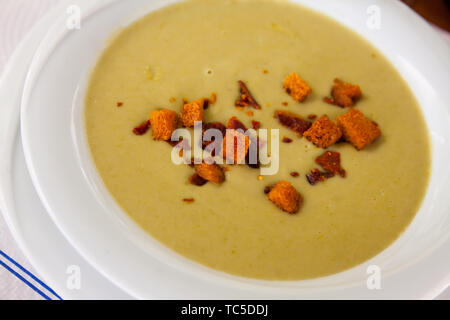 Soupe de crème de légumes sains avec des croûtons servis en plaque blanche. Concept végétarien Banque D'Images
