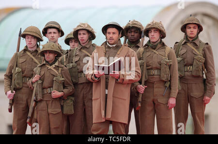 Effectuer les acteurs sur scène lors de la commémoration du 75e anniversaire du débarquement à Southsea Common à Portsmouth. Banque D'Images