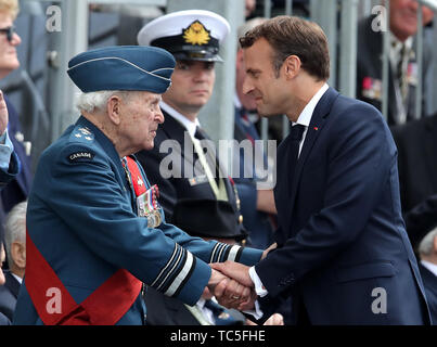 Le président français, Emmanuel Macron, serre la main avec un vétéran du jour au cours de la commémoration du 75e anniversaire du débarquement à Southsea Common à Portsmouth. Banque D'Images