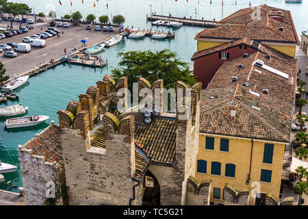 Voir à petite ville Malcesine avec château Castello Scaligero au bord du Lac de Garda, Italie Banque D'Images