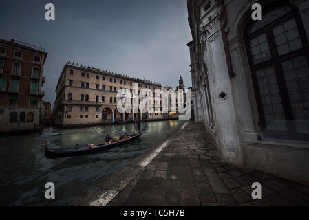 Le film a été tourné dans la ville italienne de Venise, une ville industrielle et touristique célèbre dans le nord-est de l'Italie et la capitale de la Vénétie. Il était une fois le centre de la République de Venise, connu comme la Perle de la mer Adriatique. Son architecture, peintures, sculptures, des opéras, etc. ont une place importante et influence dans le monde. Banque D'Images