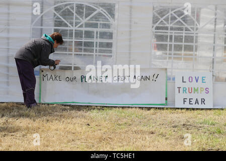 Les manifestants sont au camp de paix sur la route de l'aéroport de Shannon en avant de l'arrivée du président américain Donald Trump pour sa visite d'Etat en Irlande. Banque D'Images