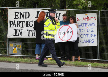 Les manifestants sont au camp de paix sur la route de l'aéroport de Shannon en avant de l'arrivée du président américain Donald Trump pour sa visite d'Etat en Irlande. Banque D'Images