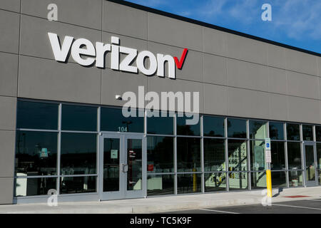 Un logo d'une enseigne à l'extérieur sans fil Verizon store à Martinsburg, en Virginie de l'Ouest le 4 juin 2019. Banque D'Images