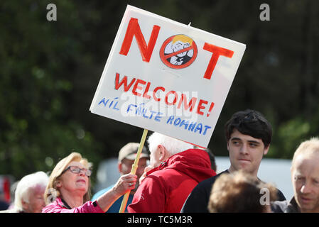 Les manifestants sont au camp de paix sur la route de l'aéroport de Shannon à la suite de l'arrivée du président des États-Unis Donald Trump pour sa visite à la République d'Irlande. Banque D'Images