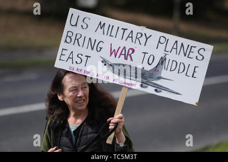 Les manifestants sont au camp de paix sur la route de l'aéroport de Shannon à la suite de l'arrivée du président des États-Unis Donald Trump pour sa visite à la République d'Irlande. Banque D'Images