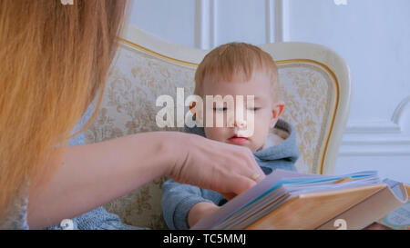 Jeune mère et son bébé à la photobook Banque D'Images