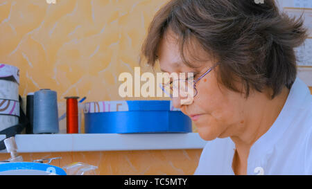 Portrait d'une femme âgée designer Banque D'Images