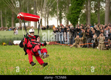 Harry Lu, 95 anciens combattants, l'achèvement de son saut en parachute tandem avec les Diables rouges pendant la descente en parachute commémorative sur Sannerville, France, au cours des commémorations du 75e anniversaire du débarquement. Banque D'Images