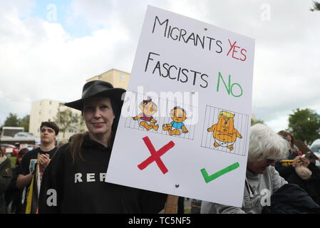 Les manifestants sont au camp de paix sur la route de l'aéroport de Shannon à la suite de l'arrivée du président des États-Unis Donald Trump pour sa visite à la République d'Irlande. Banque D'Images