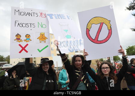 Les manifestants sont au camp de paix sur la route de l'aéroport de Shannon à la suite de l'arrivée du président des États-Unis Donald Trump pour sa visite à la République d'Irlande. Banque D'Images