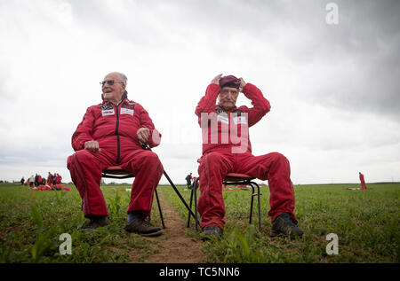 Harry vétéran Lire, 95, (à gauche) et le Jock Hutton, 94, après avoir terminé leur saut en parachute tandem avec les Diables rouges pendant la descente en parachute commémorative sur Sannerville, France, au cours des commémorations du 75e anniversaire du débarquement. Banque D'Images