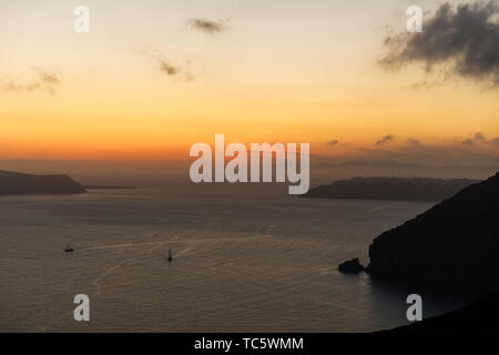 Incroyablement élevé sur scène romantique au coucher du soleil de Santorin. Banque D'Images