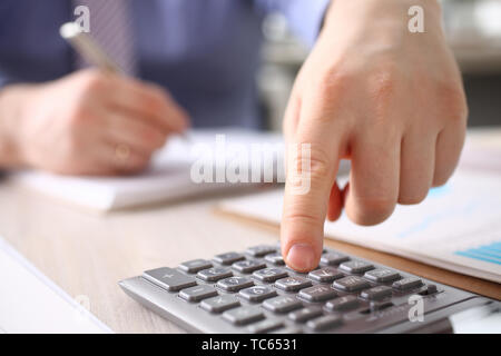 Businessman Calculer les Finances Le budget de Appuyez sur le bouton Banque D'Images