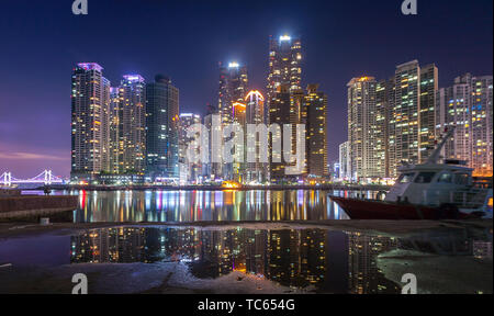 La ville de Busan et gratte-ciel dans le quartier de Haeundae, à Busan, en Corée du Sud. Banque D'Images