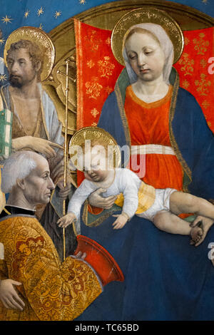 Le tableau de la Vierge Marie tenant l'Enfant Jésus sur un trône entre Saint Matthieu, Jean le Baptiste, Stephen, Jérôme et d'autres. XV siècle. Banque D'Images