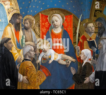 Le tableau de la Vierge Marie tenant l'Enfant Jésus sur un trône entre Saint Matthieu, Jean le Baptiste, Stephen, Jérôme et d'autres. XV siècle. Banque D'Images