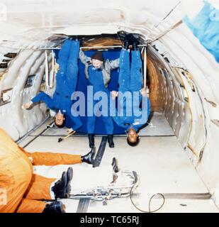 Guion Bluford astronaute S et l'agent de sécurité de l'Aviation F Charles Hayes assisté par Stanley CP à bord d'un avion KC-135 au cours d'un vol zéro-gravité, le 2 mars 1979. Droit avec la permission de la National Aeronautics and Space Administration (NASA). () Banque D'Images