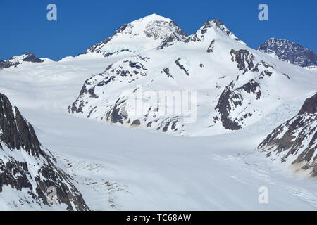 La grande Monch (centre) et de bâtiments sur le Jungfraujoch en haut de l'Aletsch Glacier dans les Alpes bernoises en Suisse. La cabane Konkordia peut ju Banque D'Images