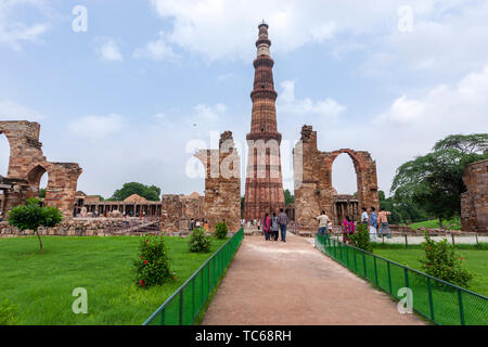 Qûtb Minâr vu à travers l'écran, mosquée ruinée, complexe Qutb (dépêche écrite de Delhi, Inde Banque D'Images