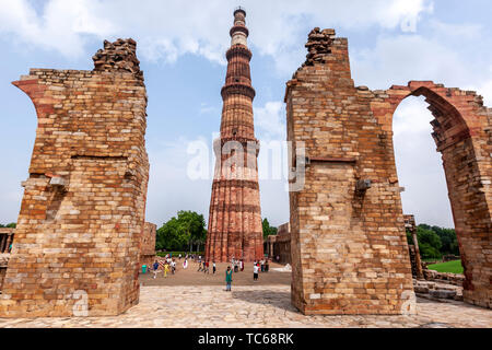 Qûtb Minâr vu à travers l'écran, mosquée ruinée, complexe Qutb (dépêche écrite de Delhi, Inde Banque D'Images