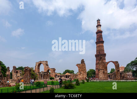 Qûtb Minâr vu à travers l'écran, mosquée ruinée, complexe Qutb (dépêche écrite de Delhi, Inde Banque D'Images