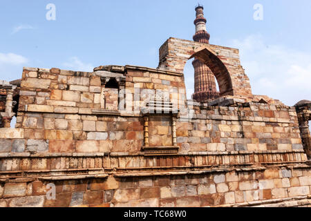 Qûtb Minâr vu à travers l'écran, mosquée ruinée, complexe Qutb (dépêche écrite de Delhi, Inde Banque D'Images