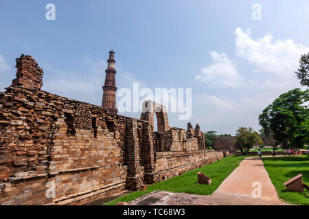 Qûtb Minâr vu à travers l'écran, mosquée ruinée, complexe Qutb (dépêche écrite de Delhi, Inde Banque D'Images