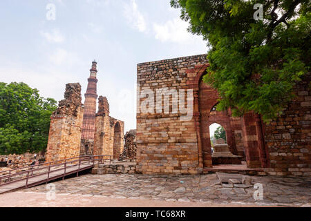 Qûtb Minâr vu à travers l'écran, mosquée ruinée, complexe Qutb (dépêche écrite de Delhi, Inde Banque D'Images