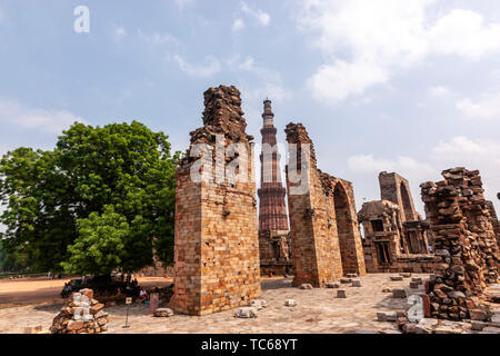 Qûtb Minâr vu à travers l'écran, mosquée ruinée, complexe Qutb (dépêche écrite de Delhi, Inde Banque D'Images